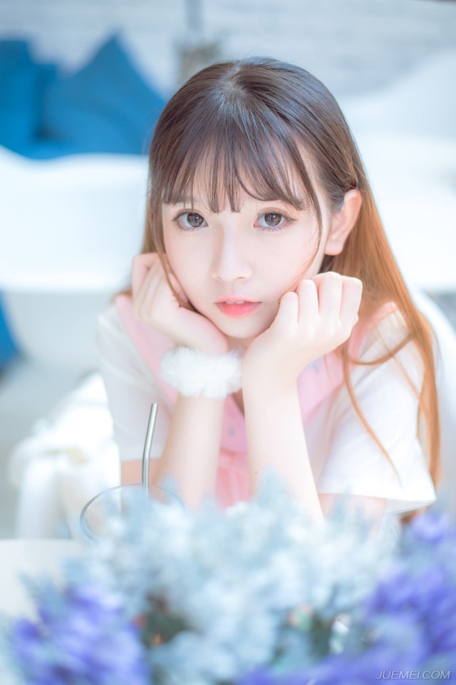 “不知道。”大乔没好气的拉起小乔，貂蝉在这骠骑府中的地位是无人可以撼动的，哪怕是身为汉家公主，名义上与貂蝉并列的刘芸都不可以，这点大家心照不宣，作为两个被吕布抢来的女人，也没什么好抱怨的。